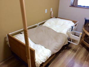 ディーフェスタ東大宮　介護ベッドは付いておらず介護保険でのレンタルで、介１までの方の自費レンタルも手配可